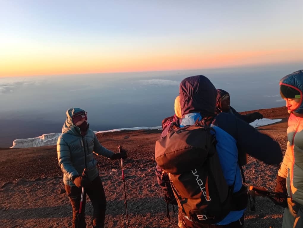 uhuru peak altitude sickness symptoms